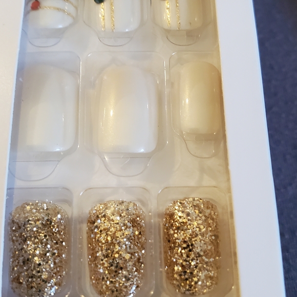 imPRESS Limited Edition "Jingle Bells" Gold and White Press-On Nails - Picture 3 of 7